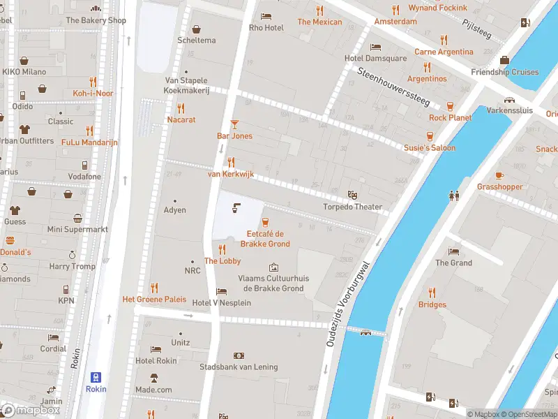 Ambulance met gepaste spoed naar de Sint Pietershalsteeg in Amsterdam