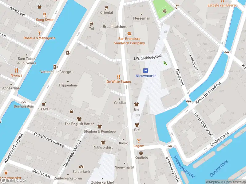 Brandweer met grote spoed naar de Sint Antoniesbreestraat in Amsterdam vanwege reanimatie