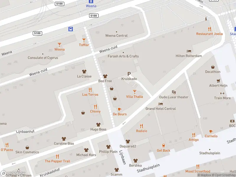 Ambulance met gepaste spoed naar de Kruiskade in Rotterdam