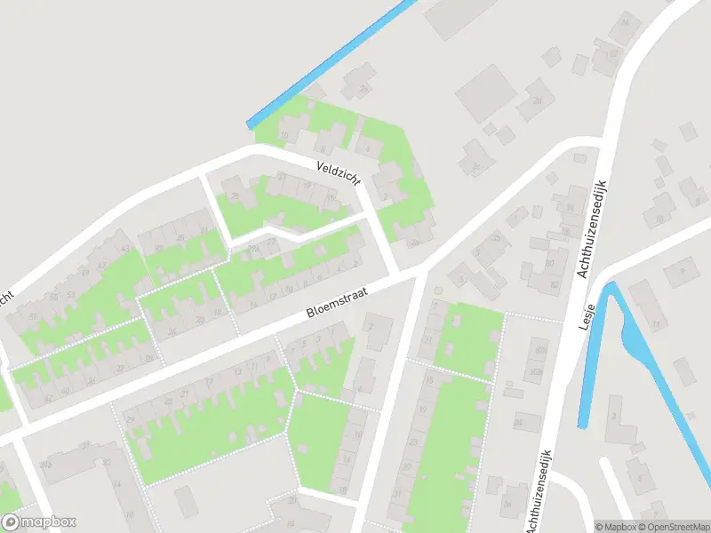 Ambulance met grote spoed naar de Bloemstraat in Achthuizen