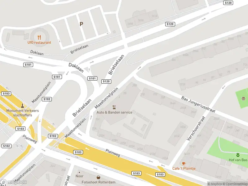 Ambulance met grote spoed naar de Maastunnelplein in Rotterdam