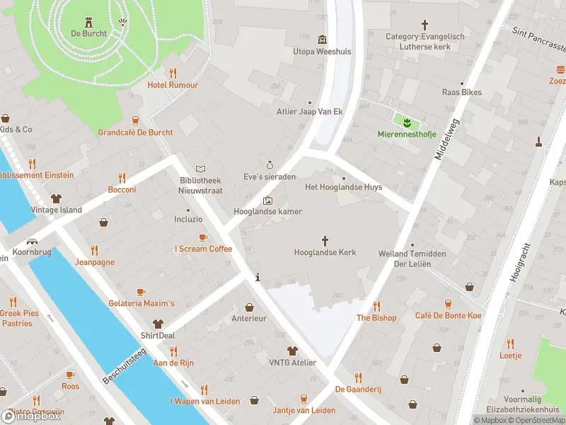 Ambulance met grote spoed naar de Hooglandse Kerkgracht in Leiden