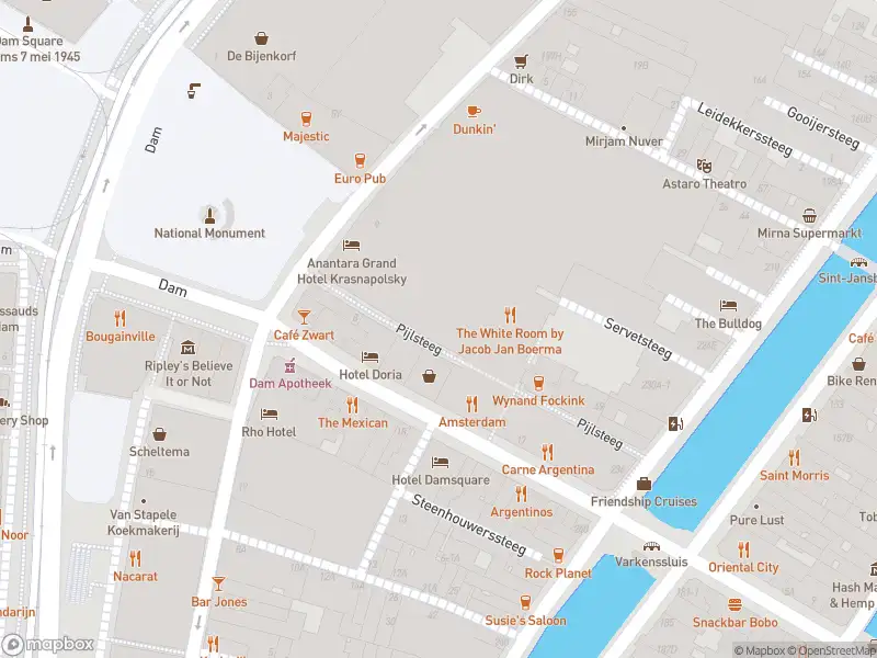 Ambulance met grote spoed naar de Pijlsteeg in Amsterdam