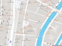 Ambulance met gepaste spoed naar de Sint Pietershalsteeg in Amsterdam