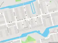 Ambulance met grote spoed naar de Atlashof in Delft