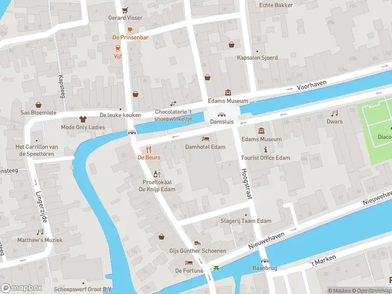 Ambulance met gepaste spoed naar de Keizersgracht in Edam