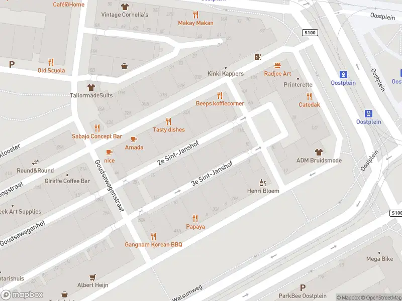 Ambulance met grote spoed naar de 2e Sint-Janshof in Rotterdam