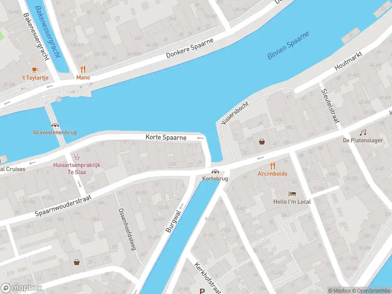 Ambulance met grote spoed naar de Korte Spaarne in Haarlem