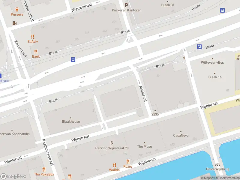 Ambulance met grote spoed naar de Molstraat in Rotterdam