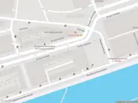 Ambulance met gepaste spoed naar de Brede Hilledijk in Rotterdam