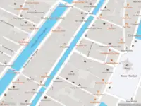 Ambulance met grote spoed naar de Koestraat in Amsterdam