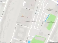 Ambulance met grote spoed naar de Menno Simonszplein in Haarlem