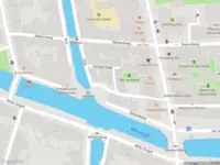 Ambulance met grote spoed naar de Boisotkade in Leiden