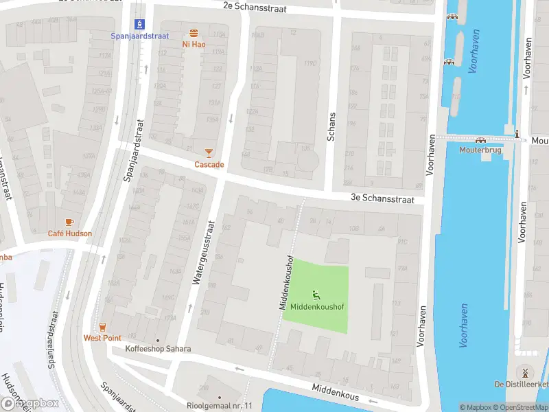 Ambulance met grote spoed naar de 3e Schansstraat in Rotterdam