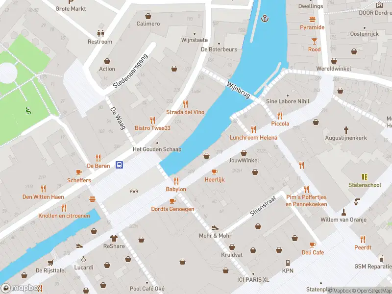 Ambulance met grote spoed naar de Voorstraat in Dordrecht