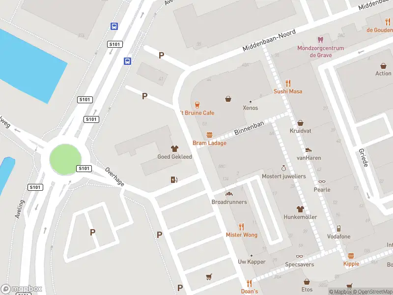 Ambulance met grote spoed naar de Middenbaan-Noord in Hoogvliet Rotterdam