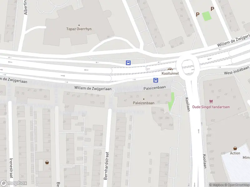 Ambulance met grote spoed naar de Paleizenbaan in Leiden