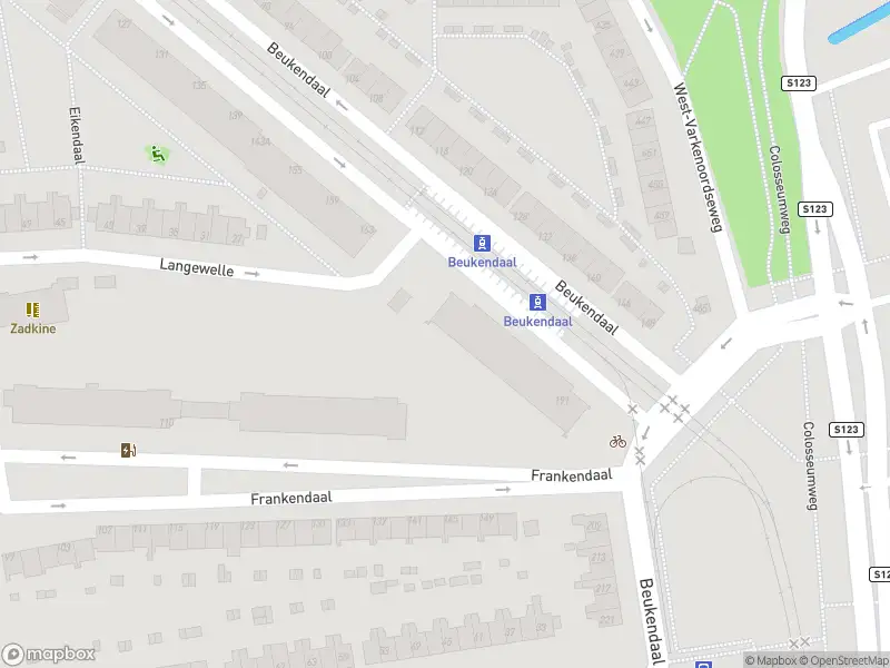 Ambulance met grote spoed naar de Beukendaal in Rotterdam