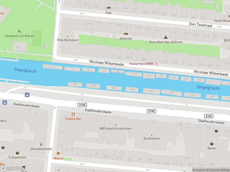 Ambulance met grote spoed naar de Derde Weteringdwarsstraat in Amsterdam