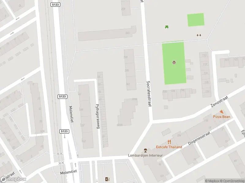 Ambulance met grote spoed naar de Socratesstraat in Rotterdam