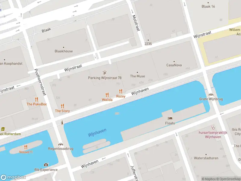 Ambulance met grote spoed naar de Wijnhaven in Rotterdam