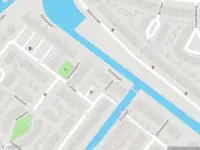 Politie met grote spoed naar de Perzikenpad in Wateringen vanwege personen te water