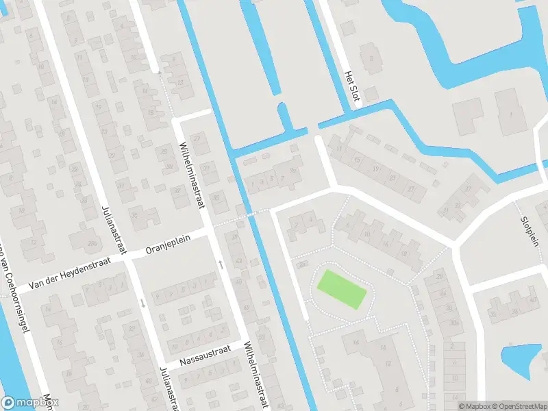 Ambulance met grote spoed naar de Slotplein in Langerak