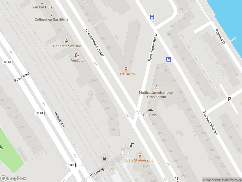 Ambulance met grote spoed naar de Rose-Spoorstraat in Rotterdam