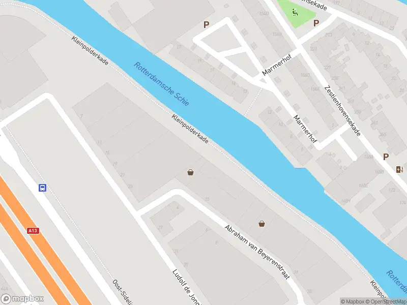 Ambulance met gepaste spoed naar de Zestienhovensekade in Rotterdam