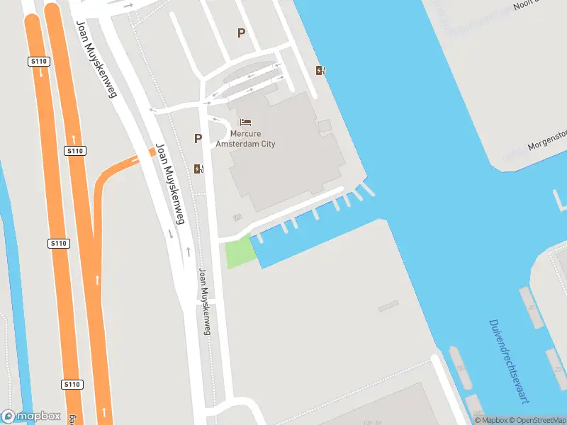 Ambulance met gepaste spoed naar de Joan Muyskenweg in Amsterdam