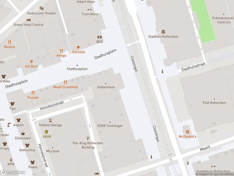 Ambulance met grote spoed naar de Coolsingel in Rotterdam