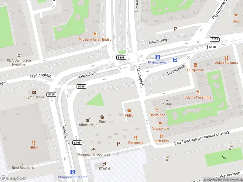 Ambulance met gepaste spoed naar de Stadionplein in Amsterdam