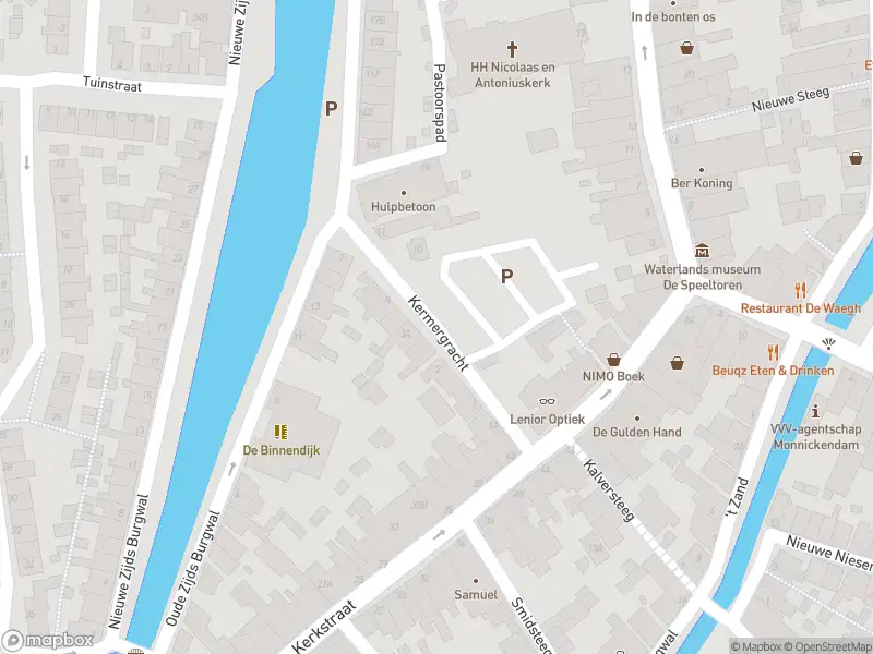 Ambulance met grote spoed naar de Kermergracht in Monnickendam