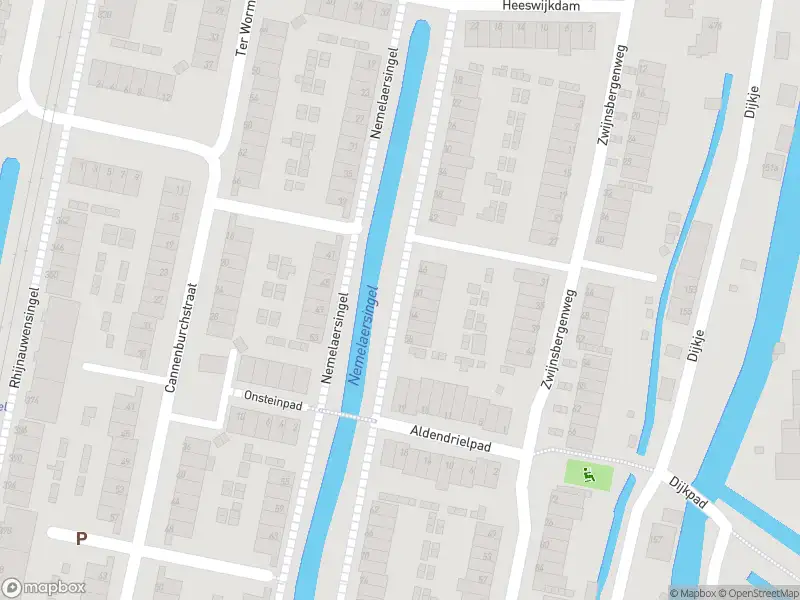 Ambulance met grote spoed naar de Nemelaersingel in Rotterdam