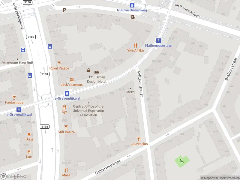 Ambulance met grote spoed naar de Nieuwe Binnenweg in Rotterdam