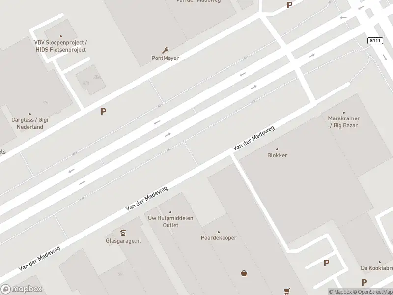 Ambulance met gepaste spoed naar de Van der Madeweg in Amsterdam-Duivendrecht