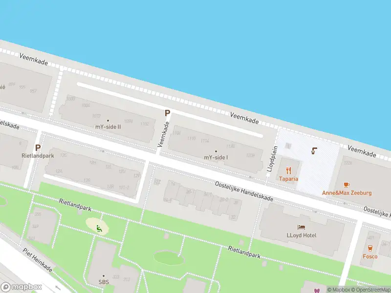 Ambulance met gepaste spoed naar de Oostelijke Handelskade in Amsterdam