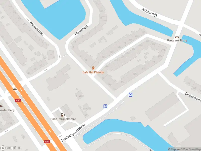 Ambulance met grote spoed naar de Burgemeester Bosstraat in Rotterdam