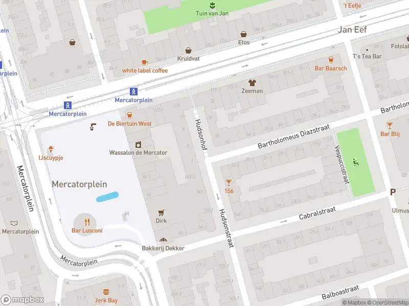 Ambulance met grote spoed naar de Hudsonhof in Amsterdam