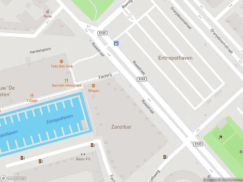 Ambulance met grote spoed naar de Rosestraat in Rotterdam