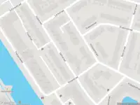 Brandweer met grote spoed naar de Valkstraat in Sneek vanwege afgaan automatisch brandalarm