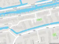 Ambulance met grote spoed naar de Loenense Beek in Zaandam