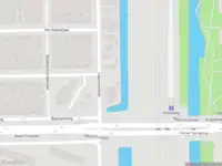 Ambulance met grote spoed naar de Lakenhalstraat in Amsterdam