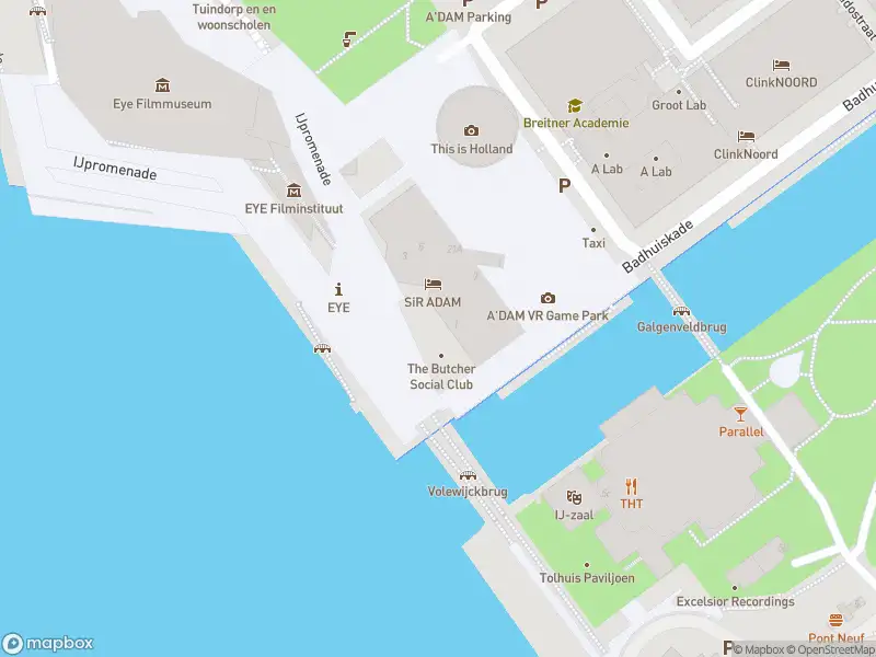 Ambulance met gepaste spoed naar de IJpromenade in Amsterdam