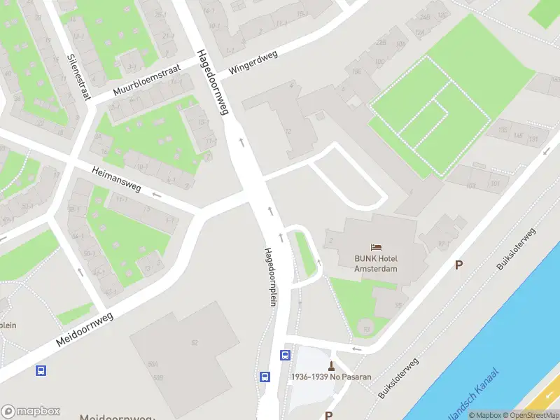 Ambulance met grote spoed naar de Hagedoornplein in Amsterdam