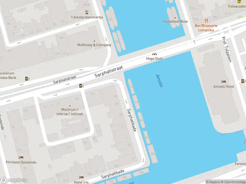 Ambulance met gepaste spoed naar de Sarphatikade in Amsterdam