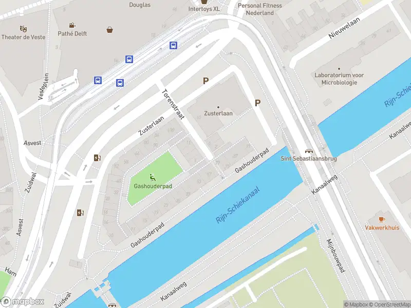 Ambulance met grote spoed naar de Torenstraat in Delft