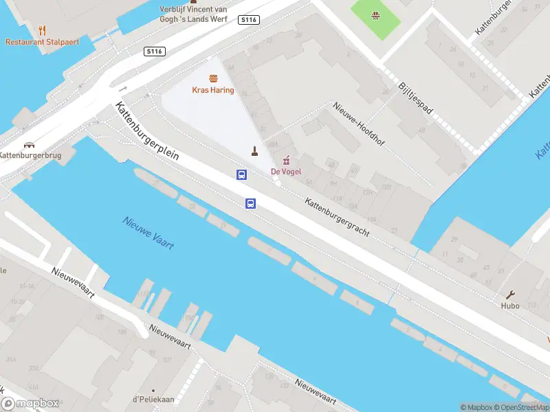 Ambulance met gepaste spoed naar de Kattenburgergracht in Amsterdam
