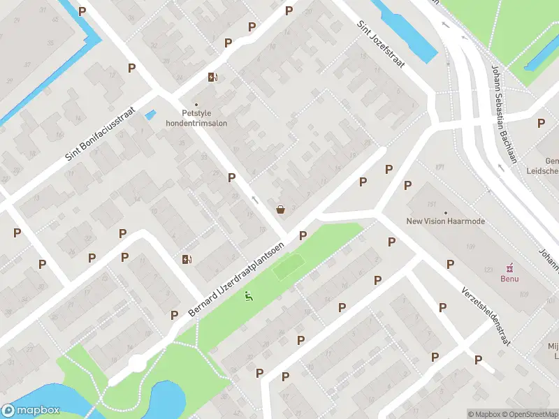 Ambulance met grote spoed naar de Sint Raphaëlstraat in Leidschendam