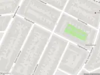 Ambulance en brandweer met grote spoed naar de Adriaan Loosjesstraat in Haarlem vanwege gebouwbrand